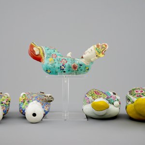 A collection of five unusual Chinese famille rose figures, 18/19th C. — photo 7