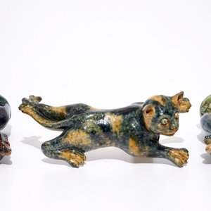A collection of Flemish pottery figures, incl. cats, gargoyles and a Bruges bear, 20th C. — photo 13