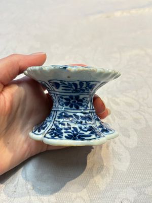 A collection of four Chinese blue and white, famille rose and Imari-style salts and a Samson Paris salt, 18/19th C. — photo 17