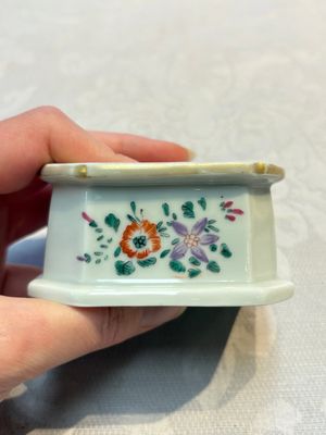 A collection of four Chinese blue and white, famille rose and Imari-style salts and a Samson Paris salt, 18/19th C. — photo 2