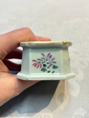 A collection of four Chinese blue and white, famille rose and Imari-style salts and a Samson Paris salt, 18/19th C. — photo 3