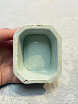A collection of four Chinese blue and white, famille rose and Imari-style salts and a Samson Paris salt, 18/19th C. — photo 6