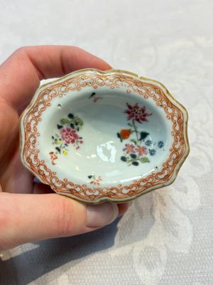 A collection of four Chinese blue and white, famille rose and Imari-style salts and a Samson Paris salt, 18/19th C. — photo 7
