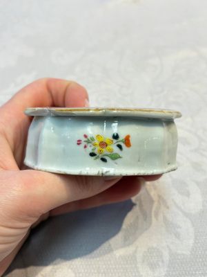 A collection of four Chinese blue and white, famille rose and Imari-style salts and a Samson Paris salt, 18/19th C. — photo 8