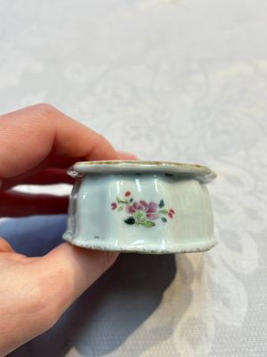 A collection of four Chinese blue and white, famille rose and Imari-style salts and a Samson Paris salt, 18/19th C. — photo 9