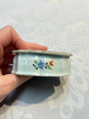 A collection of four Chinese blue and white, famille rose and Imari-style salts and a Samson Paris salt, 18/19th C. — photo 10