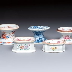 A collection of four Chinese blue and white, famille rose and Imari-style salts and a Samson Paris salt, 18/19th C. — photo 2