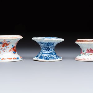 A collection of four Chinese blue and white, famille rose and Imari-style salts and a Samson Paris salt, 18/19th C. — photo 4