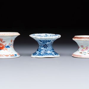 A collection of four Chinese blue and white, famille rose and Imari-style salts and a Samson Paris salt, 18/19th C. — photo 5