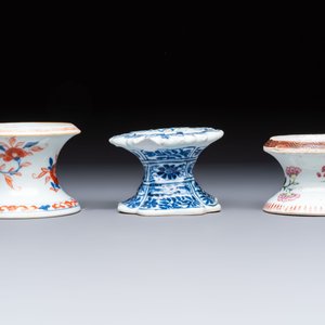 A collection of four Chinese blue and white, famille rose and Imari-style salts and a Samson Paris salt, 18/19th C. — photo 6