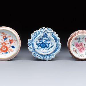 A collection of four Chinese blue and white, famille rose and Imari-style salts and a Samson Paris salt, 18/19th C. — photo 7