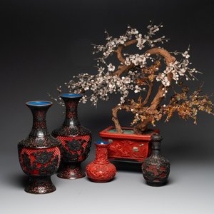 A collection of four Chinese lacquered enamel vases and a hardstone bonsai tree, 20th C. — foto 1