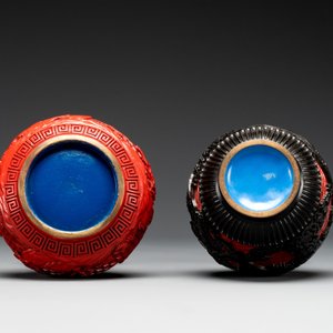 A collection of four Chinese lacquered enamel vases and a hardstone bonsai tree, 20th C. — foto 17