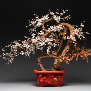 A collection of four Chinese lacquered enamel vases and a hardstone bonsai tree, 20th C. — foto 2