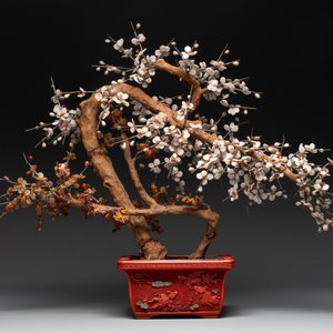 A collection of four Chinese lacquered enamel vases and a hardstone bonsai tree, 20th C. — foto 3