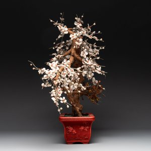 A collection of four Chinese lacquered enamel vases and a hardstone bonsai tree, 20th C. — foto 4