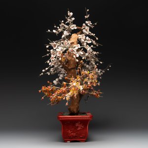 A collection of four Chinese lacquered enamel vases and a hardstone bonsai tree, 20th C. — foto 5