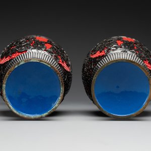 A collection of four Chinese lacquered enamel vases and a hardstone bonsai tree, 20th C. — foto 10