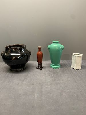 A collection of four Chinese monochrome-glazed ware, Kangxi and Qianlong mark, 19/20th C. — photo 1