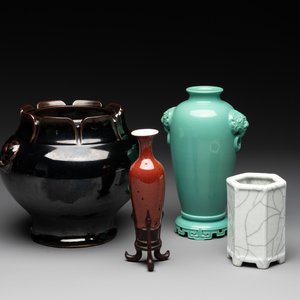 A collection of four Chinese monochrome-glazed ware, Kangxi and Qianlong mark, 19/20th C. — photo 1
