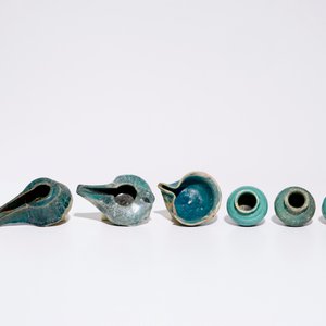 A collection of Islamic turquoise glazed oil lamps, jars and vessels, a.o. Raqqa, 13th C. and later — photo 5
