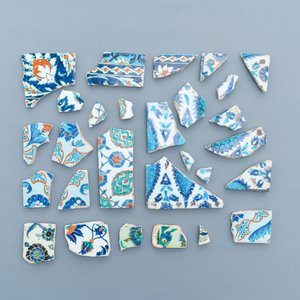 A collection of Iznik tile fragments, Turkey, 16/17th C. — 照片 2