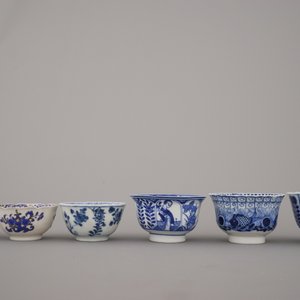 A collection of mostly blue and white Chinese porcelain plates, cups and saucers, 18/19th C. — 照片 3