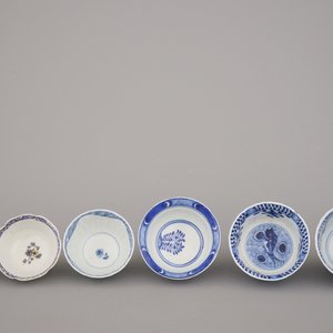 A collection of mostly blue and white Chinese porcelain plates, cups and saucers, 18/19th C. — 照片 4