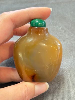 A collection of nine Chinese agate snuff bottles, 20th C. — photo 25
