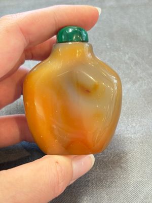 A collection of nine Chinese agate snuff bottles, 20th C. — photo 27
