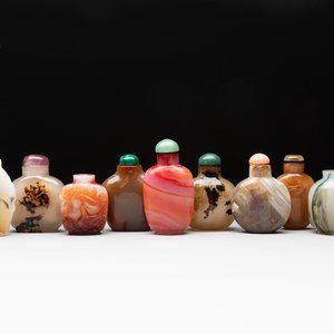 A collection of nine Chinese agate snuff bottles, 20th C. — photo 1
