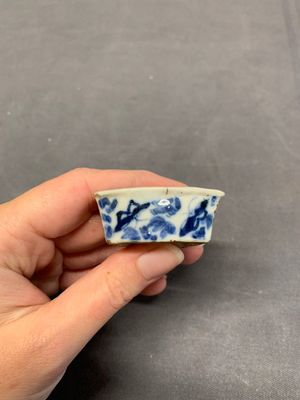 A collection of nine Chinese blue and white, monochrome and famille rose bird feeders, 19th C. — photo 26