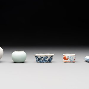 A collection of nine Chinese blue and white, monochrome and famille rose bird feeders, 19th C. — photo 2