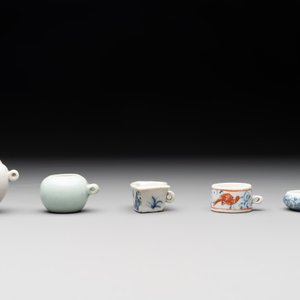 A collection of nine Chinese blue and white, monochrome and famille rose bird feeders, 19th C. — photo 3