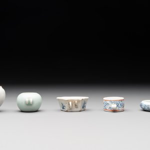 A collection of nine Chinese blue and white, monochrome and famille rose bird feeders, 19th C. — photo 4