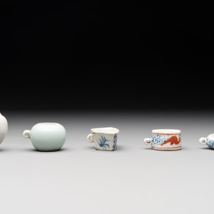 A collection of nine Chinese blue and white, monochrome and famille rose bird feeders, 19th C. — photo 5