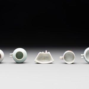 A collection of nine Chinese blue and white, monochrome and famille rose bird feeders, 19th C. — photo 6