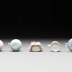 A collection of nine Chinese blue and white, monochrome and famille rose bird feeders, 19th C. — photo 7
