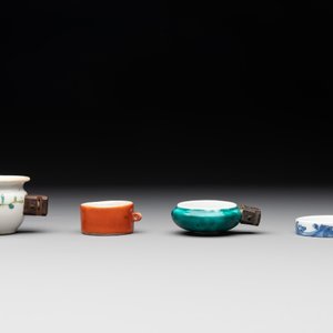 A collection of nine Chinese blue and white, monochrome and famille rose bird feeders, 19th C. — photo 8