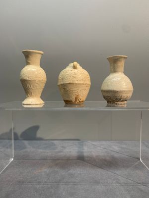 A collection of nine Chinese white-glazed and cream-glazed wares, incl. Dehua, Song/Ming — photo 4