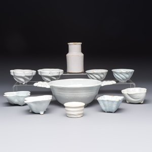 A collection of nine white-glazed Dutch Delft pudding moulds, a mustard pot and a two-handled strainer, 18th C. — foto 1