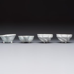 A collection of nine white-glazed Dutch Delft pudding moulds, a mustard pot and a two-handled strainer, 18th C. — foto 10