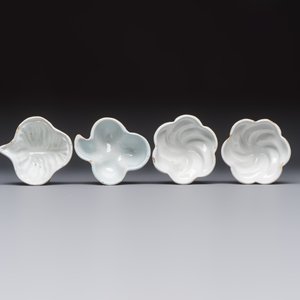 A collection of nine white-glazed Dutch Delft pudding moulds, a mustard pot and a two-handled strainer, 18th C. — foto 11