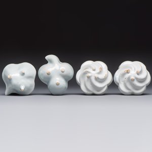 A collection of nine white-glazed Dutch Delft pudding moulds, a mustard pot and a two-handled strainer, 18th C. — foto 12