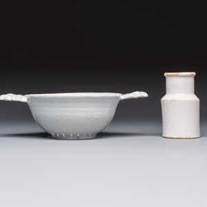 A collection of nine white-glazed Dutch Delft pudding moulds, a mustard pot and a two-handled strainer, 18th C. — foto 13