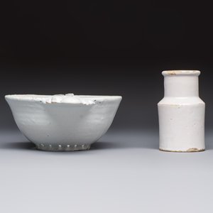A collection of nine white-glazed Dutch Delft pudding moulds, a mustard pot and a two-handled strainer, 18th C. — foto 14