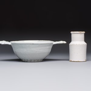 A collection of nine white-glazed Dutch Delft pudding moulds, a mustard pot and a two-handled strainer, 18th C. — foto 15