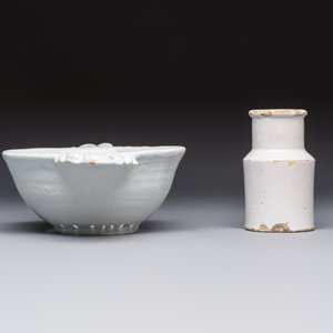 A collection of nine white-glazed Dutch Delft pudding moulds, a mustard pot and a two-handled strainer, 18th C. — foto 16