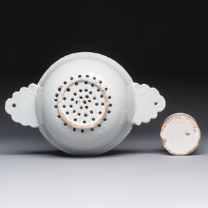 A collection of nine white-glazed Dutch Delft pudding moulds, a mustard pot and a two-handled strainer, 18th C. — foto 18
