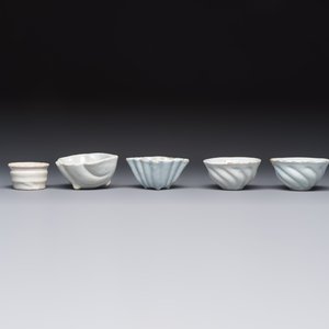 A collection of nine white-glazed Dutch Delft pudding moulds, a mustard pot and a two-handled strainer, 18th C. — foto 2